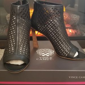 Vince Camuto Arthela Black Soft Silky Learher 9M - Open Toe Bootie